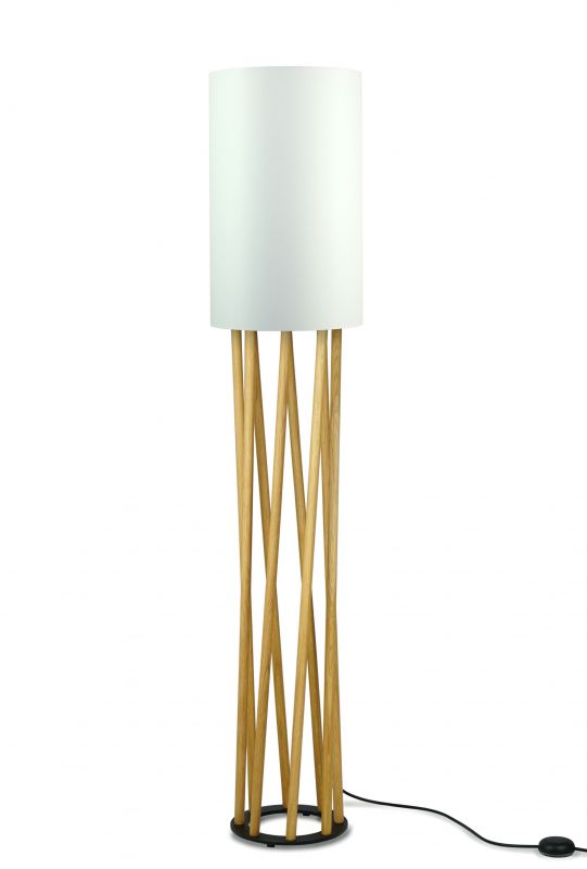 Linn High Oblique Stehleuchte von Maigrau: Moderne Lampe mit Eichenholz-Gestell und weißem Schirm.